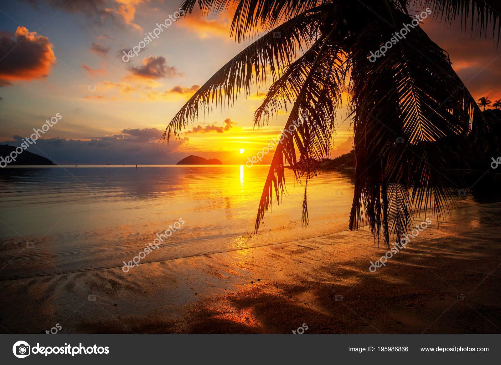 Beautiful Bright Colorful Stunning Sunset Tropical Beach Paradise Island —  Stock Photo © OlezzoSimona #195986866, image size:1600x1167