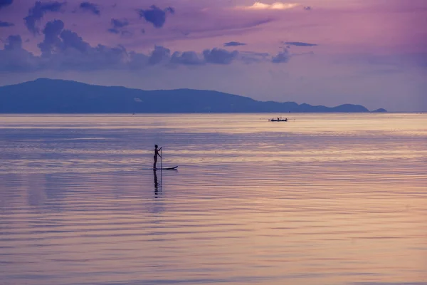 Ilhouette Bir Sup Bir Kız Denizde Günbatımında Sörf Spor Eğlence — Stok fotoğraf