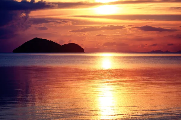 Heldere Mooie Prachtige Kleurrijke Zonsondergang Rode Oranje Tinten Zee — Stockfoto