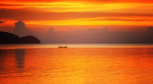 小船在海在一个多彩的多彩多姿的日落的背景在一个热带海滩在天堂海岛 — 图库照片