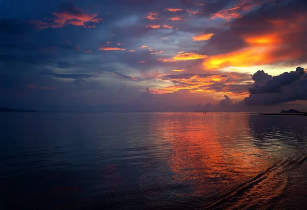 Frumos luminos roșu-roz apus de soare pe o plajă tropicală, vac de călătorie — Fotografie, imagine de stoc