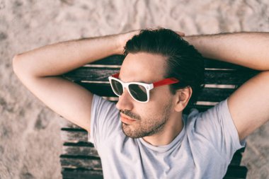 Sakallı, Latin bir sevgilisi olan seksi, esmer bir adam. 