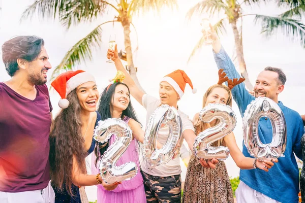 Groupe de personnes heureuses d'amis métis célèbrent Noël — Photo