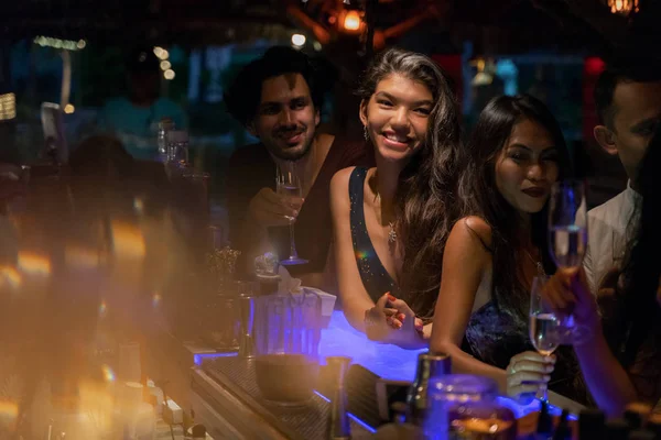 Une fête d'amis dans une boîte de nuit au bar, glamour jeune pe — Photo