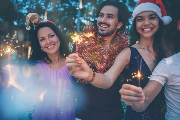 Groupe de personnes heureuses d'amis métis célèbrent Noël — Photo