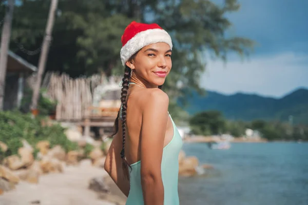 Boże Narodzenie plaża wakacje - cute mieszane rasy Asian girl portret — Zdjęcie stockowe