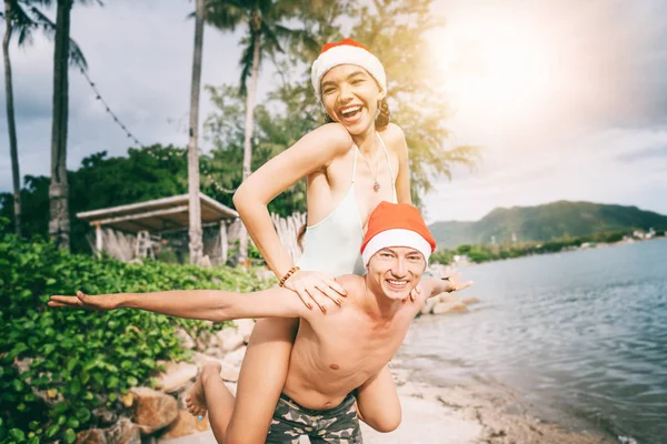 Karácsonyi boldog pár portré, tengerparti nyaralás. Vegyes faj Ázsia — Stock Fotó