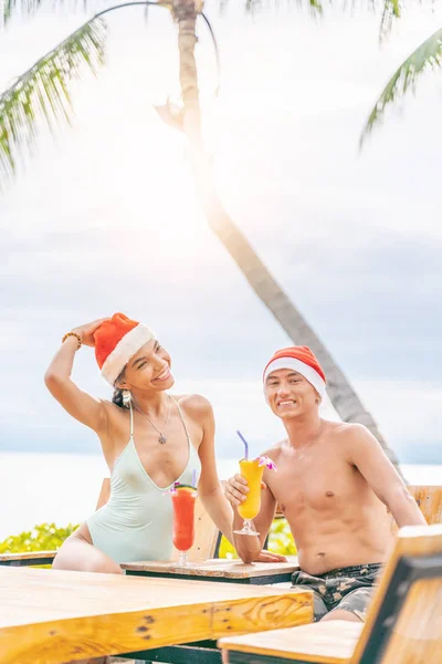 Щаслива красива молода пара з капелюхами Санта Клауса святкують Хром — стокове фото