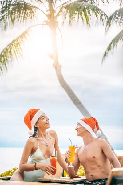 Noel Baba şapkalı mutlu genç çift Noel 'i kutluyor. — Stok fotoğraf