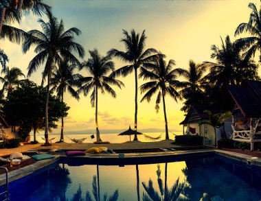tropik bir beach Resort güzel gün batımı.