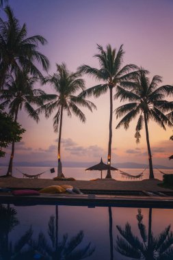 tropik bir beach Resort güzel gün batımı.