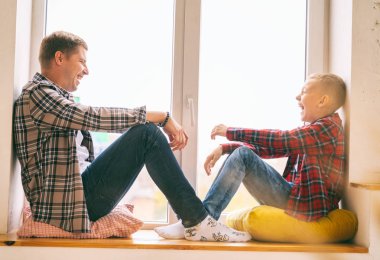 Oğlu olan genç bir baba, 8 yaşında bir çocuk, karının üzerinde oturuyor.