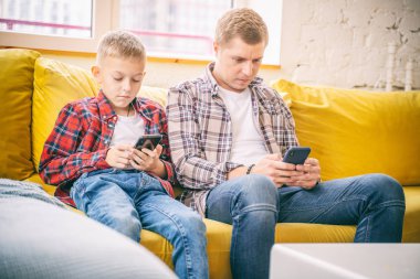 Oğlu olan genç bir baba, 8 yaşında bir çocuk, bir bağırtıda oturuyor.