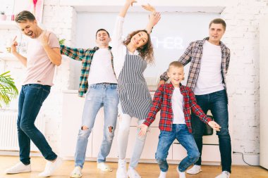Mutfakta dans eden bir grup genç arkadaş, mutluluk.,