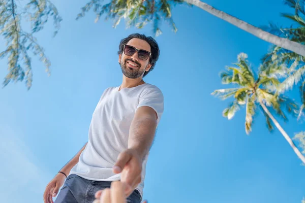 Young handsome latin man in a white t-shirt and sunglasses on a — ストック写真