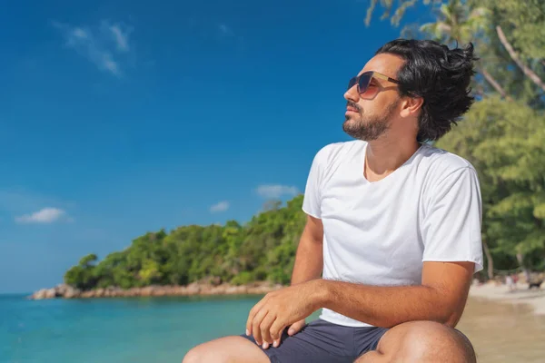 Joven hombre latino guapo elegante de moda en una camiseta blanca — Foto de Stock