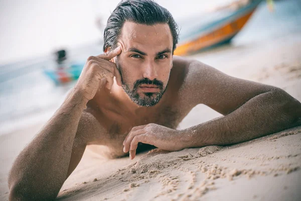 Jovem sexy elegante bonito latino homem encontra-se na praia tropical sagacidade — Fotografia de Stock