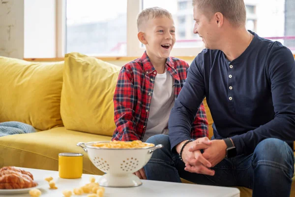 Glücklich junger Vater und Sohn Junge 8 Jahre alt freudig plaudern bei — Stockfoto