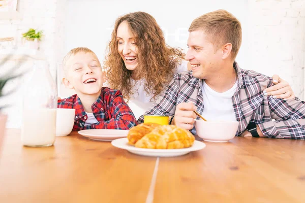 Glückliche junge Familie mit Kind verbringt Zeit in der Küche — Stockfoto