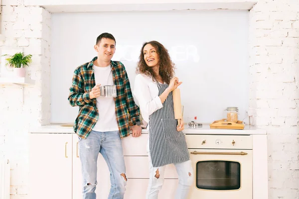 Glücklich schönes junges Paar haben Spaß in der Küche, tanzen, c — Stockfoto