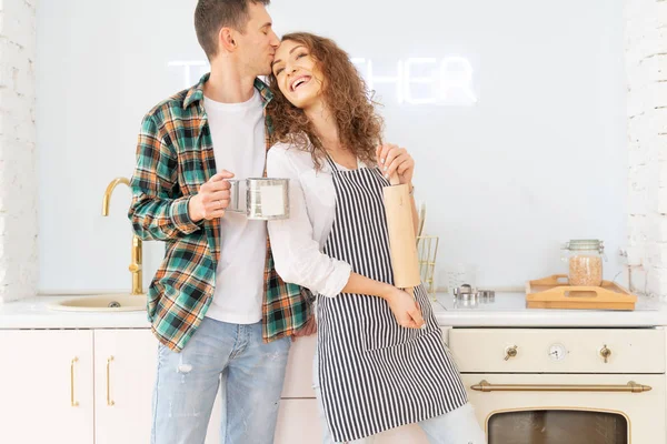 Glücklich schönes junges Paar haben Spaß in der Küche, tanzen, c — Stockfoto