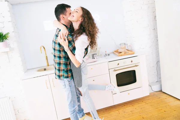 Feliz hermosa pareja joven divertirse en la cocina, bailando, c — Foto de Stock