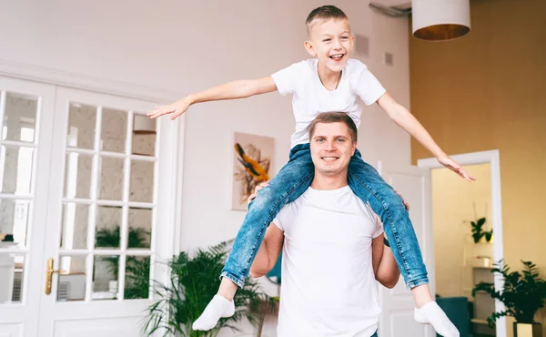 Junge blonder Schuljunge 8 Jahre alt mit seinem jungen Vater, dem Kind — Stockfoto