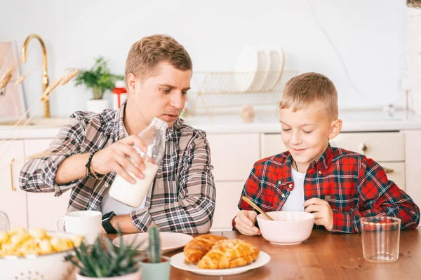 Vater Und Sohn Frühstücken Hause — Stockfoto