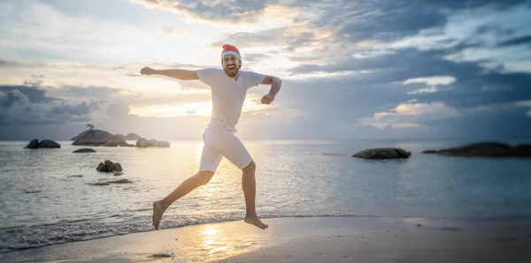 Jeune Homme Latin Heureux Beau Avec Barbe Dans Santa Claus — Photo