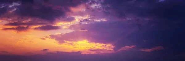 Bulutların üzerinde dramatik bir ışıkla gün batımı. Panorama — Stok fotoğraf