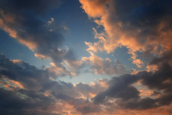 Bel cielo al tramonto sopra le nuvole con luce drammatica — Foto Stock