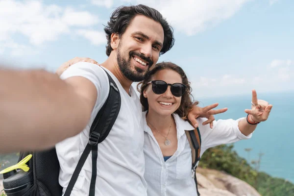 Glückliche schöne junge Paar von Reisenden Mann und Frau nehmen sel — Stockfoto