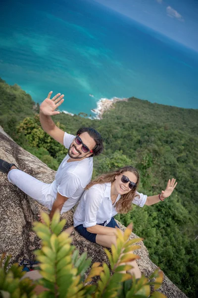 Feliz belo jovem casal de viajantes homem e mulher em cima o — Fotografia de Stock