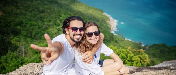 Glückliche schöne junge Paar von Reisenden Mann und Frau an der Spitze o — Stockfoto