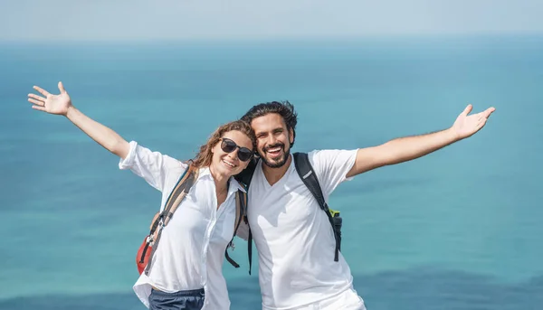 Glückliche schöne junge Paar von Reisenden Mann und Frau an der Spitze o — Stockfoto