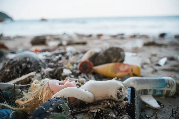El concepto de contaminación de la naturaleza y los océanos, basura plástica — Foto de Stock