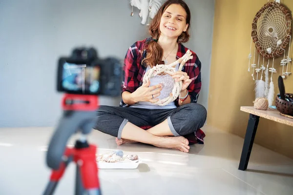 Jovem blogueiro bonita menina conduz aulas on-line sobre como fazer drea — Fotografia de Stock