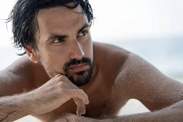 Joven sexy elegante guapo latino se encuentra en una playa tropical , —  Fotos de Stock