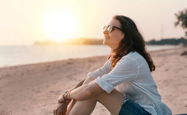 Joven hermosa mujer en gafas de sol disfrutando de un día de verano en el — Foto de Stock