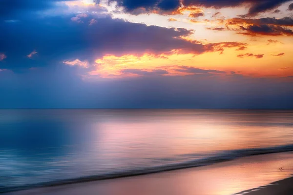 Blur tropical sunset praia com bokeh sol onda de luz abstrato ba — Fotografia de Stock