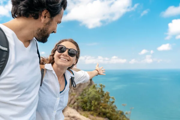 Glückliche schöne junge Paar von Reisenden Mann und Frau nehmen sel — Stockfoto