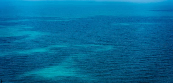 Yukarıdan mavi deniz yüzeyi, minimalist doğal soyut sırt. — Stok fotoğraf