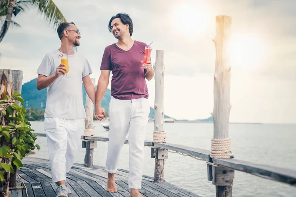 Bonito jovem atraente casal masculino, casal gay e família, Va — Fotografia de Stock