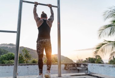 Güç egzersizinden sonra dinlenen yakışıklı genç Avrupalı adam, hea