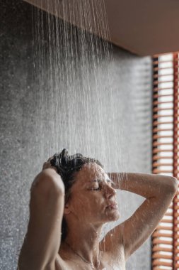 Genç ve güzel bir kadın bir otel odasında onunla duş alır.