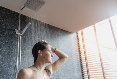 Genç ve güzel bir kadın bir otel odasında onunla duş alır.