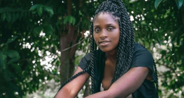 Çekici, güzel, Afro-Amerikalı, siyahi bir kadın. 