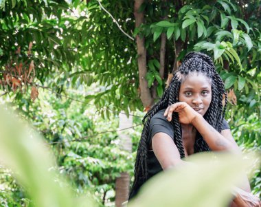 Çekici, güzel, Afro-Amerikalı, siyahi bir kadın. 