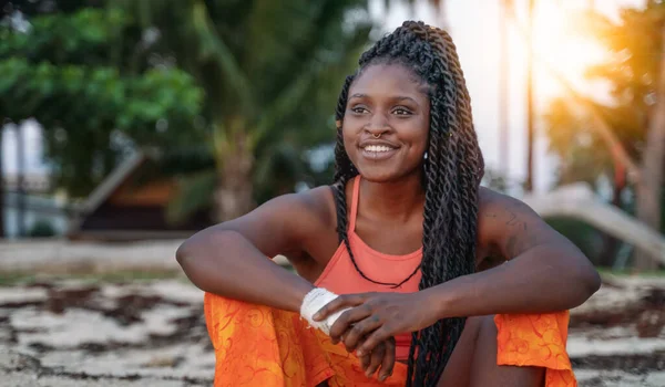 Encantadora bela jovem afro-americana menina com preto — Fotografia de Stock