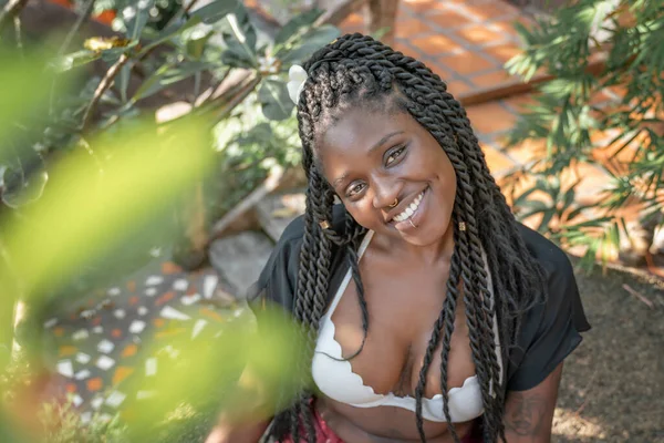 Encantadora bela jovem afro-americana menina com preto — Fotografia de Stock